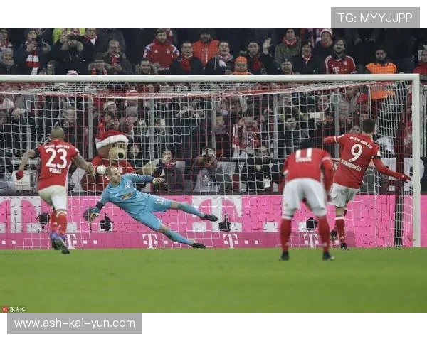 拜仁阵地配合打穿防守，莱万点球主罚稳稳命中